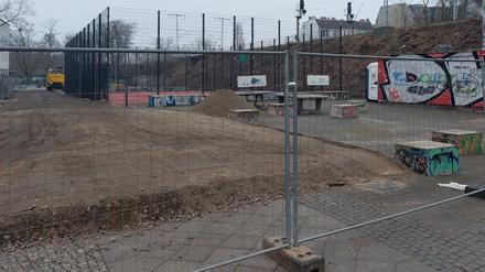 Abgesperrter Bolzplatz am Nöldnerplatz in Berlin-Lichtenberg.