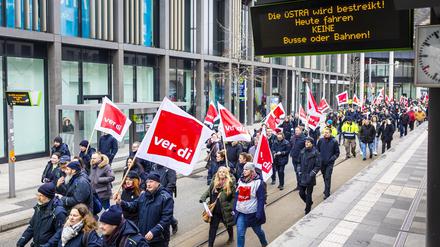 Mitarbeiter der hannoverschen Verkehrsbetriebe Üstra nehmen an einer Verdi-Demonstration teil. Die Gewerkschaft Verdi will mit Warnstreiks den öffentlichen Nahverkehr in zahlreichen Städten in mehreren Bundesländern lahmlegen. 