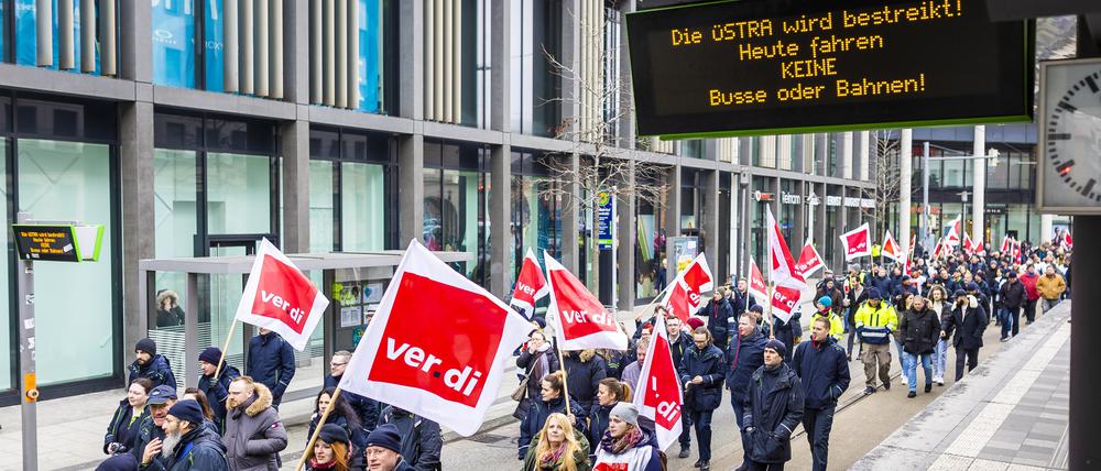 Mitarbeiter der hannoverschen Verkehrsbetriebe Üstra nehmen an einer Verdi-Demonstration teil.
