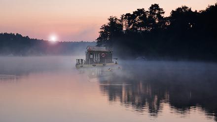 Auf dem stilvollen Saunafloß von Finnfloat kann man saunen und gleichzeitig auch noch auf dem Wasser herumschippern und die Natur genießen. finnfloat.de