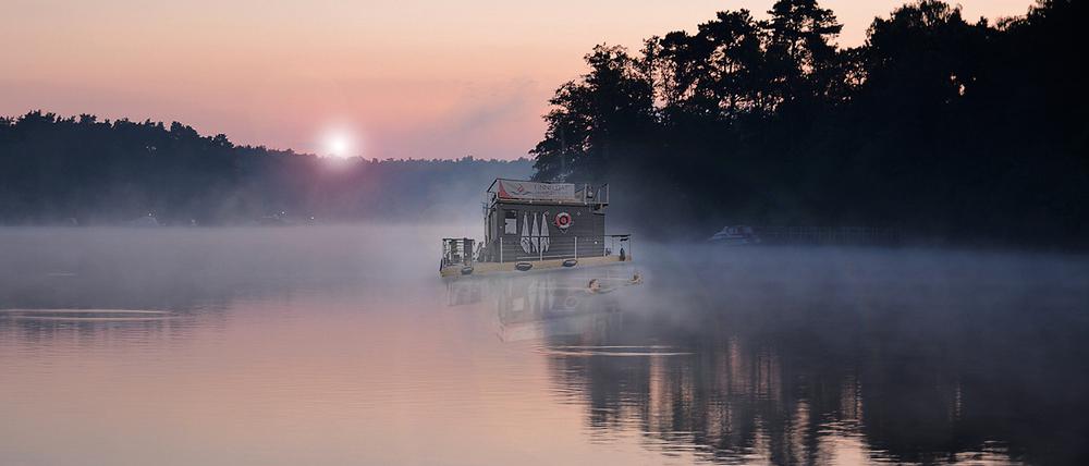 Auf dem stilvollen Saunafloß von Finnfloat kann man saunen und gleichzeitig auch noch auf dem Wasser herumschippern und die Natur genießen. finnfloat.de