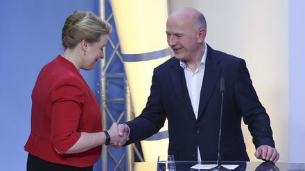 Franziska Giffey (SPD), Regierende Bürgermeisterin, und Kai Wegner (CDU), Spitzenkandidat, geben sich im Berliner Abgeordnetenhaus in einem TV-Studio die Hand.