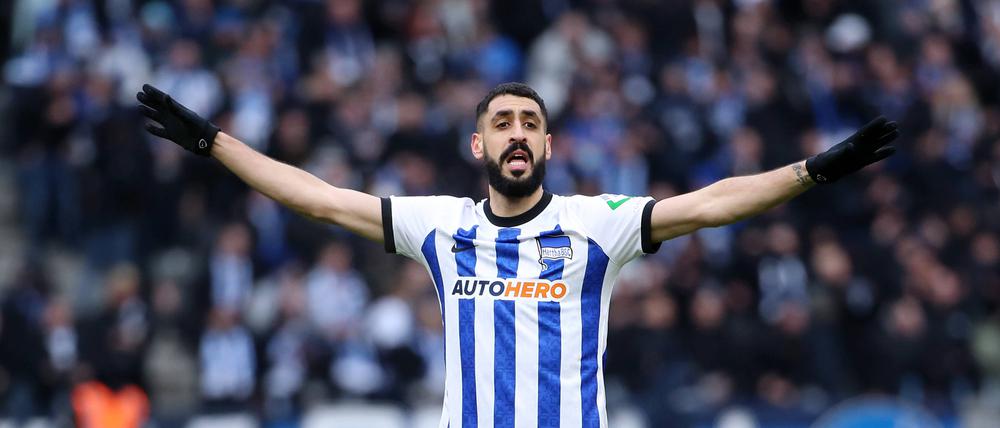 Der Dirigent. Tolga Cigerci ist erst seit wenigen Wochen zurück bei Hertha BSC und doch schon so etwas wie der Chef auf dem Platz.