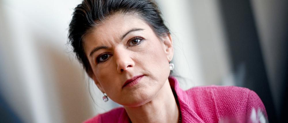 Sahra Wagenknecht, damals Fraktionsvorsitzende der Partei Die Linke, steht im Bundestag am Rande eines dpa-Interviews. Die Bundestagsabgeordnete Sahra Wagenknecht will nicht mehr für die Linke kandidieren. 