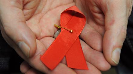Die rote Schleife ist das Symbol der Solidarität mit HIV-Positiven und Aids-Kranken. 
