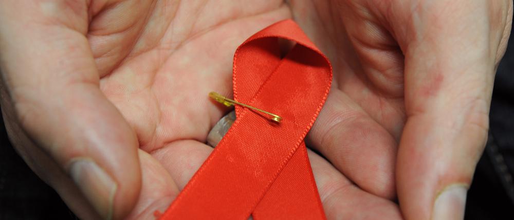Die rote Schleife ist das Symbol der Solidarität mit HIV-Positiven und Aids-Kranken.