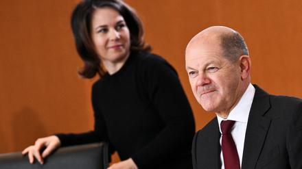 Kanzler Olaf Scholz (SPD) und Außenministerin Annalena Baerbock (Grüne) im Kabinett. 