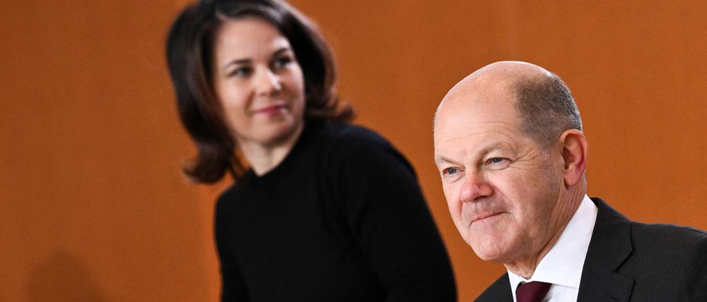 Kanzler Olaf Scholz (SPD) und Außenministerin Annalena Baerbock (Grüne) im Kabinett.
