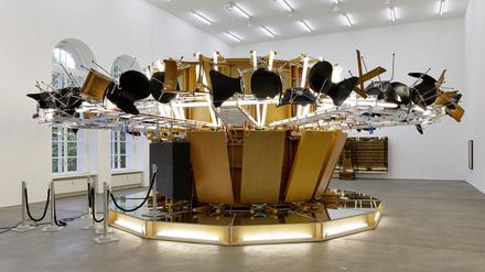 Die Installation „Kasse beim Fahrer“ von Reinhard Mucha in der Galerie Sprüth Magers Berlin.
