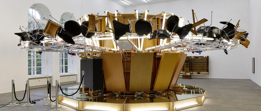 Die Installation „Kasse beim Fahrer“ von Reinhard Mucha in der Galerie Sprüth Magers Berlin.