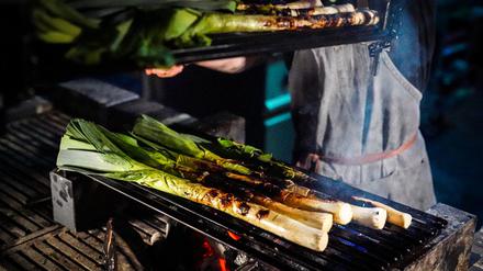 Gebrannter Lauch, noch auf dem Grill, bald schon im Dumpling.
