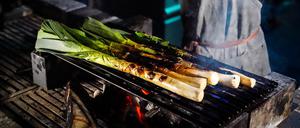 Gebrannter Lauch, noch auf dem Grill, bald schon im Dumpling.