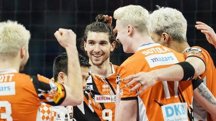 Die BR Volleys freuen sich über den nächsten Sieg, auch wenn nicht alles rund läuft.