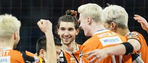 Die BR Volleys freuen sich über den nächsten Sieg, auch wenn nicht alles rund läuft.