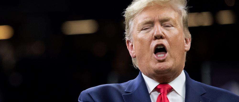 Donald Trump singt.