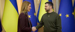 Der ukrainische Präsident Volodymyr Selenskyj und die Präsidentin des Europäischen Parlaments, Roberta Metsola, schütteln sich vor einem Treffen in Lwiw die Hände.