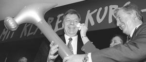 Der Vorsitzende der CDU-Fraktion im Abgeordnetenhaus, Klaus Landowsky (r), überreicht dem wiedergewählten Parteivorsitzenden Eberhard Diepgen einen großen Plastikhammer.