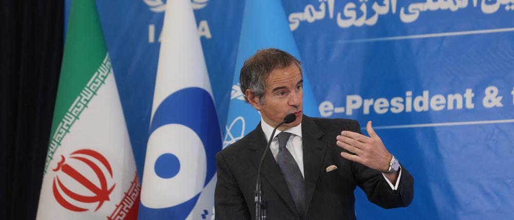 Der Generaldirektor der Internationalen Atomenergiebehörde (IAEA), Rafael Grossi, spricht während einer Pressekonferenz mit dem Leiter der iranischen Atomenergie-Organisation, Mohammad Eslami, in Teheran.