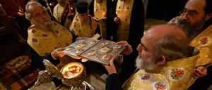 Der König wird während seiner Krönung am 6. Mai vom Erzbischof von Canterbury in einem heiligen Ritual mit dem Öl gesalbt, gesegnet und geweiht.