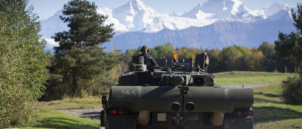 Ein Kampfpanzer des Typs Leopard II faehrt auf einer Teststrecke, am Mittwoch, 16. Oktober 2019 beim Waffenplatz in Thun. (KEYSTONE/Peter Klaunzer)