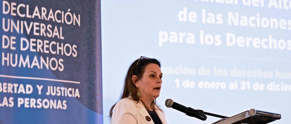 Die Vertreterin des Hohen Kommissars der Vereinten Nationen für Menschenrechte in Kolumbien, Juliette de Rivero, spricht während der Vorstellung des Jahresberichts über die Lage der Menschenrechte in Kolumbien.