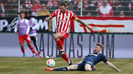 Christopher Trimmel (links) und Florian Kainz lieferten sich ein kampfbetontes Spiel. 