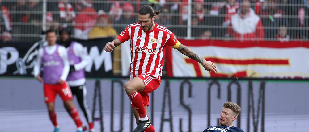 Christopher Trimmel (links) und Florian Kainz lieferten sich ein kampfbetontes Spiel.
