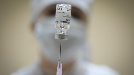 Eine Krankenschwester bereitet eine Dosis des Impfstoffs „Sputnik V“ für einen Patienten in einer Klinik in Moskau vor (Symbolbild).