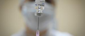 Eine Krankenschwester bereitet eine Dosis des Impfstoffs „Sputnik V“ für einen Patienten in einer Klinik in Moskau vor (Symbolbild).