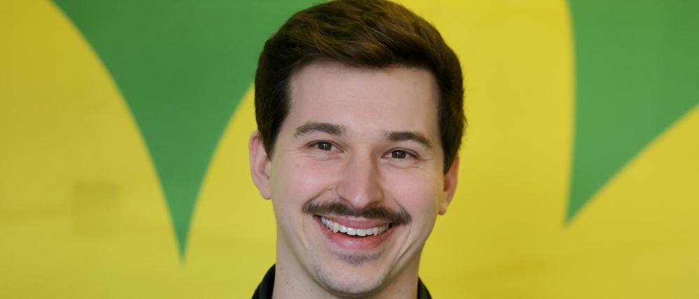 Max Reschke, neu gewählter Ko-Landeschef des Thüringer Landesverbandes von Bündnis 90/Die Grünen, lacht nach seiner Wahl.