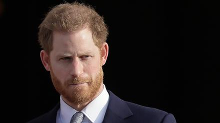 Der britische Prinz Harry steht in den Gärten des Buckingham Palastes (Archivbild).