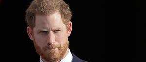 Der britische Prinz Harry steht in den Gärten des Buckingham Palastes (Archivbild).