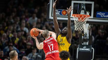 Albas Christ Koumadje (rechts) ist mit seinen 2,21 Meter kein sonderlich angenehmer Gegenspieler unter dem Korb. 