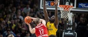 Albas Christ Koumadje (rechts) ist mit seinen 2,21 Meter kein sonderlich angenehmer Gegenspieler unter dem Korb. 
