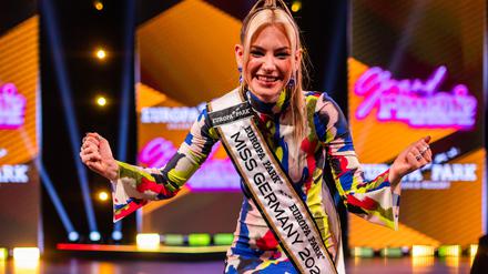 Kira Geiss, Miss Germany 2023, steht auf der Bühne.