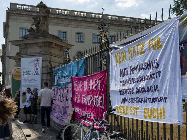 Demonstration gegen den Vortrag der HU-Doktorandin Marie-Luise Vollbrecht vor der HU. Vollbrecht gehört zu einer „Bubble“ auf Twitter, die trans Menschen als die neuen „Anderen“ auserkoren hat.