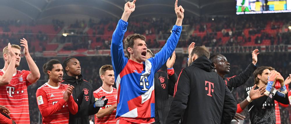 Ausgelassener Jubel. Der FC Bayern München zeigt beim Spiel gegen Stuttgart zwar keine Glanzleistung, erobert aber den ersten Tabellenplatz zurück.