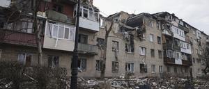 Ukraine, Bachmut: Blick auf ein zerstörtes Gebäude. 