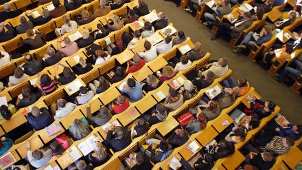 Studenten während einer Vorlesung an der Humboldt - Universität . Berlin, 16.10.2006 (Archivbild)