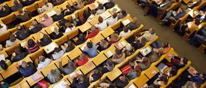 Studenten während einer Vorlesung an der Humboldt - Universität . Berlin, 16.10.2006 (Archivbild) 