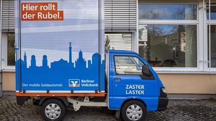 Der Zaster-Laster, ein mobiler Geldautomat der Volksbank.