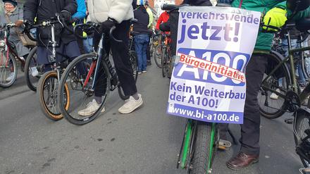 Die Radfahrer protestierten gegen eine weitere Verlängerung der Stadtautobahn A100.