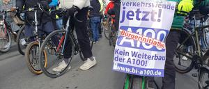 Die Radfahrer protestierten gegen eine weitere Verlängerung der Stadtautobahn A100.