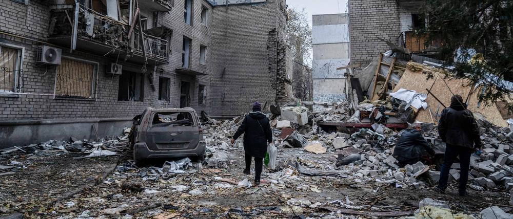 Ukrainer versuchen, zu ihren Wohnungen zurückzukehren.