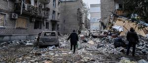 Ukrainer versuchen, zu ihren Wohnungen zurückzukehren.