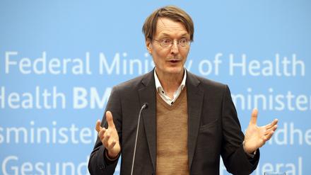 23.02.2023, Berlin: Karl Lauterbach (SPD), Bundesgesundheitsminister, beantwortet nach der Sitzung der Bund-Länder-Arbeitsgruppe über geplante Reform zur Finanzierung und Neuordnung der Krankenhäuser in Deutschland Fragen von Journalisten. Foto: Wolfgang Kumm/dpa +++ dpa-Bildfunk +++