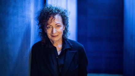 
Die US-Fotografin Nan Goldin lebte auch eine Weile in Berlin. In ihren Bildern zeigt sie Menschen aus ihrem persönlichen Lebensumfeld und der LGBTQ*-Community. Sie öffnete damit den Blick auf Lebenswelten, die vielen verborgen blieben.