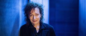 
Die US-Fotografin Nan Goldin lebte auch eine Weile in Berlin. In ihren Bildern zeigt sie Menschen aus ihrem persönlichen Lebensumfeld und der LGBTQ*-Community. Sie öffnete damit den Blick auf Lebenswelten, die vielen verborgen blieben.