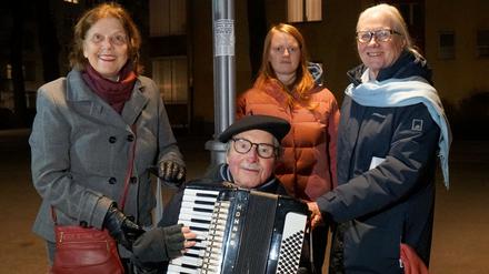 Jeden Montagabend singen Anwohner in der Bayerischen Straße in Berlin-Wilmersdorf