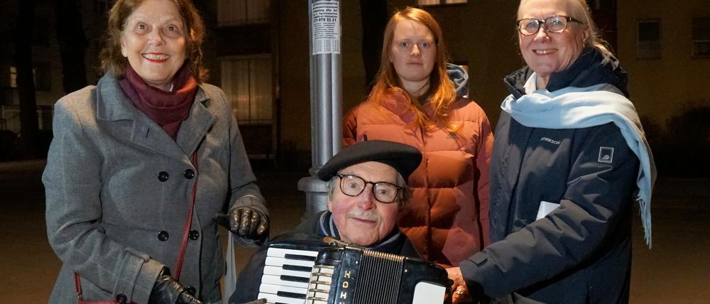 Jeden Montagabend singen Anwohner in der Bayerischen Straße in Berlin-Wilmersdorf